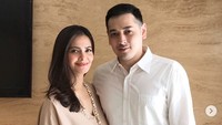 Perhatian netizen pun tertuju pada sang suami, Richard Kevin yang disebut lebih berisi dan pertanda nyaman dengan Cut Tary. Dok. Instagram/cuttaryofficial