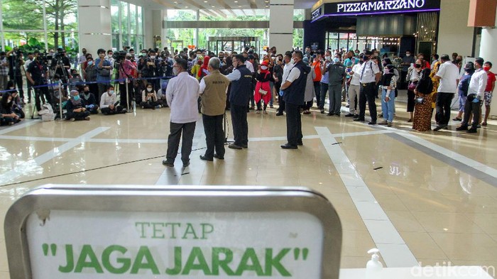 Presiden Joko Widodo hari mengunjungi mal yang berada di Bekasi. Kedatangannya itu untuk meninjau kesiapan Bekasi menjalankan skema new normal.