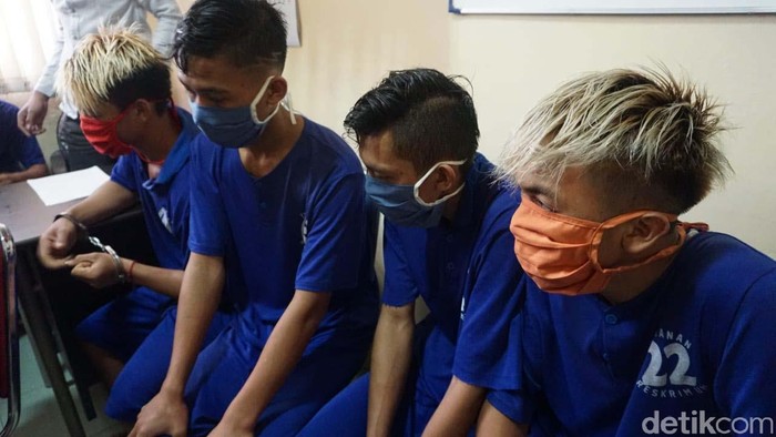 Polisi Tangkap 7 Pemuda Pengeroyok Petugas COVID-19 Polisi menangkap 7 pemuda yang mengeroyok petugas Posko COVID-19 di Desa Kaliboja, Kabupaten Pekalongan. Mereka dilarang masuk desa karena tidak memakai masker.