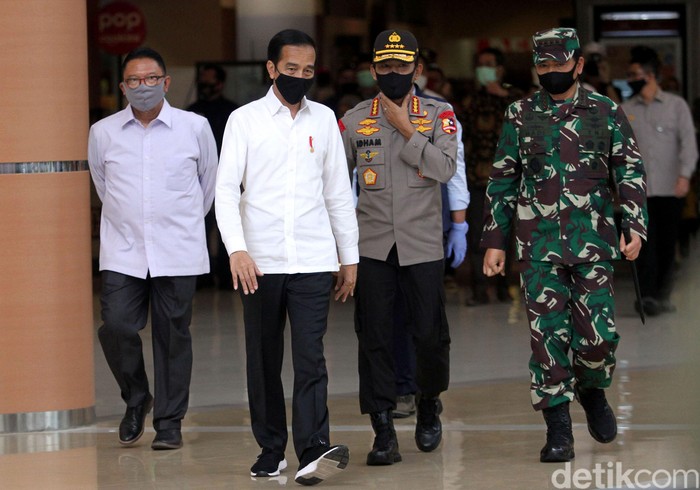 Presiden Joko Widodo hari mengunjungi mal yang berada di Bekasi. Kedatangannya itu untuk meninjau kesiapan Bekasi menjalankan skema new normal.