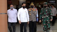 Presiden Joko Widodo meninjau salah satu mal yang berada di kawasan Bekasi, Jawa Barat, Selasa (26/5/2020).