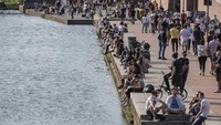 Tak hanya Prancis dan Spanyol, Italia juga sudah memperbolehkan warganya untuk menikmati pantai dengan tetap melakukan sejumlah pembatasan. Negara itu baru akan membuka perbatasan regional dan internasional pada 3 Juni mendatang. (Foto: AP)