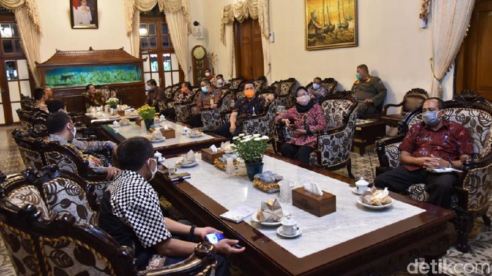 PSBB Sidoarjo diperpanjang hingga 8 Juni mendatang. Dalam PSBB jilid 3 ini, Pemkab Sidoarjo akan menyiapkan dua hotel tambahan untuk ruang observasi pasien Corona.