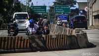 Tindakan tersebut dilakukan untuk memotong jalur supaya lebih pendek. Tapi sayangnya, hal itu bisa membahayakan dirinya dan orang lain yang melintas.