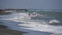 Sementara itu di tempat lainnya di Prancis, pantai-pantai juga dibuka tetapi hanya diperuntukkan bagi kegiatan olahraga individu atau berjalan kaki. Pengunjung tidak diperkenankan untuk duduk-duduk atau berjemur. (Foto: AP)