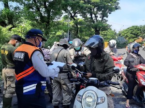 Tiga Jam Hari Pertama PSBB Surabaya Raya Jilid 3, 51 R2 Putar Balik