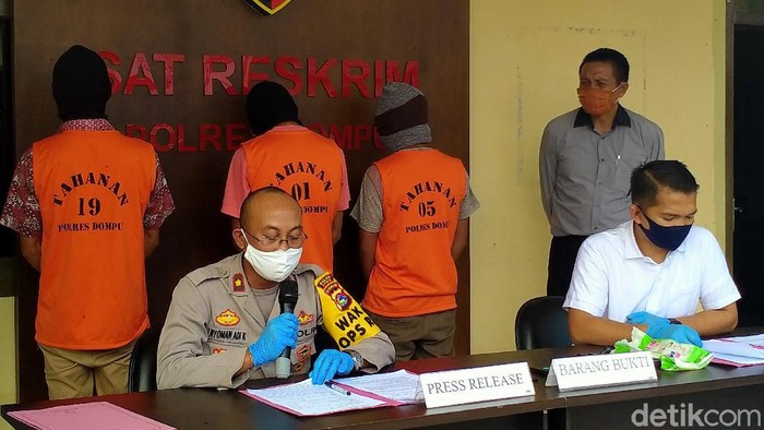 Polisi mengamankan anggota geng kelelawar di Dompu, NTB (Faruk/detikcom)