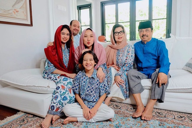 BCL melengkapi penampilan anggunnya saat Idul Fitri dengan kerudung dari brand hijab miliknya, Rumah BCL. BCL tampak memakai pashmina berbahan voile yang diklaim bersertifikat ISO dan memiliki tekstur yang lembut serta mudah dibentuk. Foto: Instagram @bclsinclair.