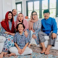 BCL melengkapi penampilan anggunnya saat Idul Fitri dengan kerudung dari brand hijab miliknya, Rumah BCL. BCL tampak memakai pashmina berbahan voile yang diklaim bersertifikat ISO dan memiliki tekstur yang lembut serta mudah dibentuk. Foto: Instagram @bclsinclair.