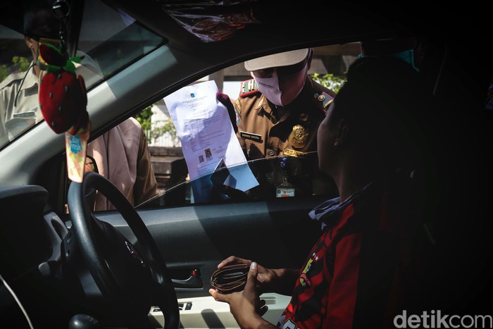 Ditlantas Polda Metro Jaya perketat pemeriksaan SIKM Jakarta bagi pemudik yang hendak kembali ke Ibu Kota. Pemeriksaan itu salah satunya dilakukan di perbatasan