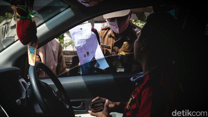 Ditlantas Polda Metro Jaya perketat pemeriksaan SIKM Jakarta bagi pemudik yang hendak kembali ke Ibu Kota. Pemeriksaan itu salah satunya dilakukan di perbatasan