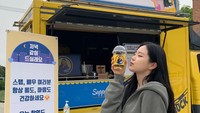 Pada syuting episode terakhir Dinner Mate, Son Naeun menerima kiriman food truck dari aktris Park Sodam. Mereka berteman dekat karena pernah main di drakor Cinderella and 4 Knights. Foto: Instagram @marcellasne_