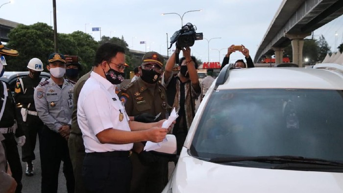 Gubernur Anies Baswedan mengecek kebijakan pembatasan masuk Jakarta di tol Jakarta-Cikampek.