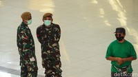 Terlihat sejumlah petugas TNI berjaga di sekitar lokasi.
