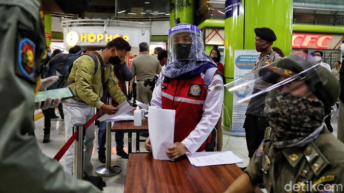 Petugas gabungan perketat pemeriksaan penumpang dari luar kota yang tiba di Stasiun Gambir. Hal itu dilakukan sebagai upaya pencegahan penyebaran virus Corona.