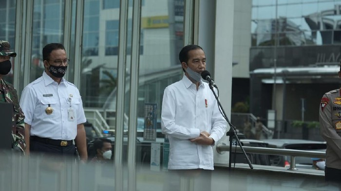 Presiden Jokowi saat tinjau Stasiun MRT Bundaran HI. (Foto: Andhika/detikcom)