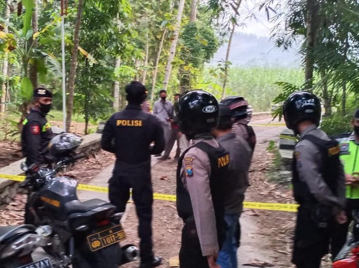 Gegara berselisih paham, seorang pemuda di Kecamatan Gandusari dibakar sejumlah orang. Kini korban dirawat di rumah sakit karena mengalami luka bakar serius.