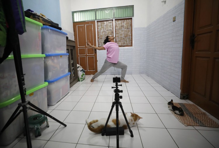 Nasib Penari Indonesia saat Ngamen di Tengah Pandemi Para penari ini ngamen lewat platform Youtube yang dibantu oleh koreografer karena mereka terancam kehilangan pekerjaannya akibat pandemi Corona.