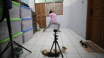 Para penari juga merekam bagaimana mereka berlatih di rumah masing-masing. AP/Dita Alangkara