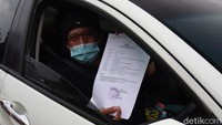 Beberapa dari mereka bisa menunjukkan surat keterangan atau surat tugas akhirnya mereka bisa melanjutkan perjalanan.