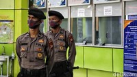 Sejumlah petugas kepolisian pun tampak berjaga di area sekitar Stasiun Gambir.