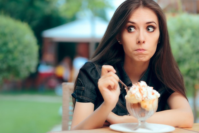 Ilustrasi wanita makan es krim.