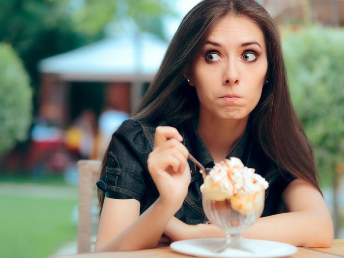 Ilustrasi wanita makan es krim.