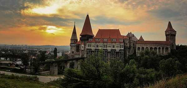 Banyak kisah yang menyelimuti kastil ini. Corvin Castle dulunya juga pernah menjadi penjara dan benteng pertahanan. Bahkan masyarakat Rumania juga percaya bahwa kastil ini adalah tempat tinggal dan asal muasal dari Drakula. Istimewa/Neighbors goat/rove.me Banyak kisah yang menyelimuti kastil ini. Corvin Castle dulunya juga pernah menjadi penjara dan benteng pertahanan. Bahkan masyarakat Rumania juga percaya bahwa kastil ini adalah tempat tinggal dan asal muasal dari Drakula. Istimewa/Neighbors goat/rove.me