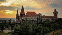 Banyak kisah yang menyelimuti kastil ini. Corvin Castle dulunya juga pernah menjadi penjara dan benteng pertahanan. Bahkan masyarakat Rumania juga percaya bahwa kastil ini adalah tempat tinggal dan asal muasal dari Drakula. Istimewa/Neighbors goat/rove.me