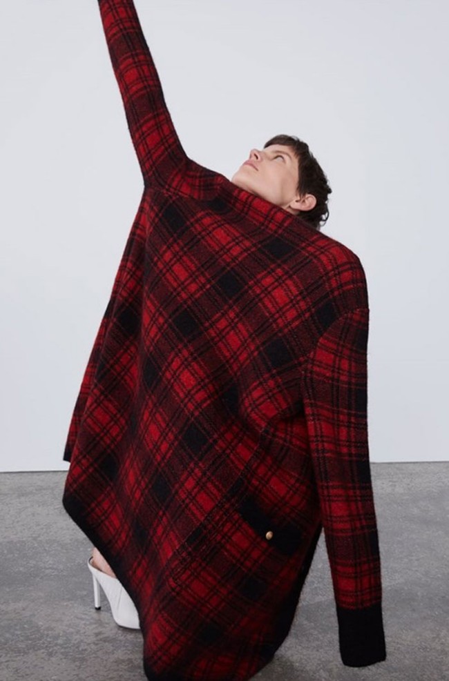 Memakai busana terbalik mungkin adalah sesuatu yang ingin dipopulerkan Zara. Foto: Twitter/Zara