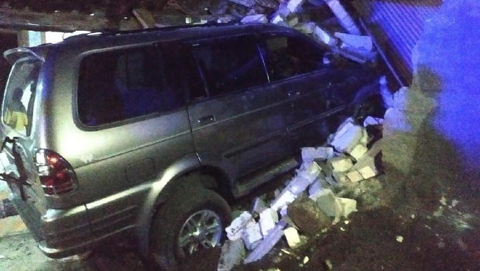 Mobil menabrak rumah di Rembang dan menewaskan dua orang, Senin (25/5/2020).