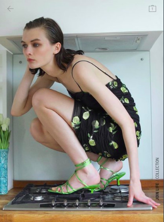 Umumnya foto katalog fashion akan menampilkan para model dengan latar belakang netral minimalis. Kebanyakan foto di situs Zara memang demikian. Tapi ada beberapa yang tidak biasa seperti jongkok di atas kompor.Foto: Twitter/Zara