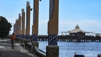 Langit yang biru juga memayungi kawasan Ancol, Jakarta, Senin (25/5/2020). Antara Foto/Muhammad Adimaja.