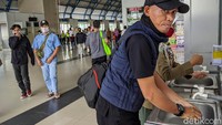 Para penumpang juga mencuci tangan sebelum dan sesudah naik kereta.