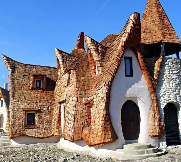 Castelul de Lut Valea Zanelor terbuat dari bahan-bahan organik seperti tanah liat, jerami, pasir, kayu, pilar, dan tulang. Kastil ini sama sekali tidak menggunakan cat atau pernis modern. Istimewa/dok.Castelul de Lut Valea Zanelor Castelul de Lut Valea Zanelor terbuat dari bahan-bahan organik seperti tanah liat, jerami, pasir, kayu, pilar, dan tulang. Kastil ini sama sekali tidak menggunakan cat atau pernis modern. Istimewa/dok.Castelul de Lut Valea Zanelor