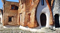 Castelul de Lut Valea Zanelor terbuat dari bahan-bahan organik seperti tanah liat, jerami, pasir, kayu, pilar, dan tulang. Kastil ini sama sekali tidak menggunakan cat atau pernis modern. Istimewa/dok.Castelul de Lut Valea Zanelor