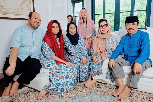 Bukan hanya BCL, seluruh anggota keluarga wanitanya pun tampak mengenakan pashmina dari brand Rumah BCL. Foto: Instagram @bclsinclair.