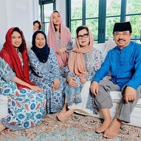 Bukan hanya BCL, seluruh anggota keluarga wanitanya pun tampak mengenakan pashmina dari brand Rumah BCL. Foto: Instagram @bclsinclair.