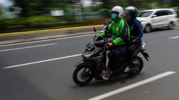 Layanan ojek online juga menyebar luas di tengah masyarakat. Orang-orang tidak lagi harus mencari ojek pangkalan tapi bisa memesan ojek online untuk bepergian. ANTARA FOTO/M Risyal Hidayat