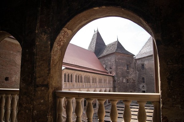 Rumania terkenal dengan banyaknya bangunan kastil yang ada disana. Seperti Bran Castle, Castelul Corvinilor dan Castelul de Lut Valea Zanelor. Istimewa/Robert Spasiuk/rove.me Rumania terkenal dengan banyaknya bangunan kastil yang ada disana. Seperti Bran Castle, Castelul Corvinilor dan Castelul de Lut Valea Zanelor. Istimewa/Robert Spasiuk/rove.me