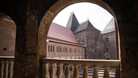 Rumania terkenal dengan banyaknya bangunan kastil yang ada disana. Seperti Bran Castle,  Castelul Corvinilor dan Castelul de Lut Valea Zanelor. Istimewa/Robert Spasiuk/rove.me