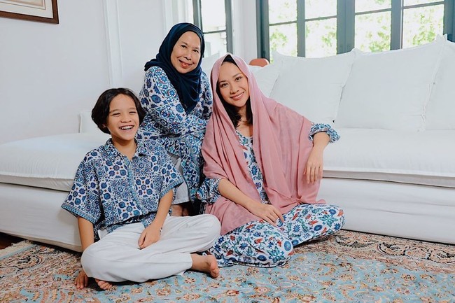 Postingan ibunda Ashraf di Instagramnya @dida_sinclair itu pun langsung mendapatkan 67.738 Likes dan 559 komentar. Warganet membanjiri kolom komentar Instagamnya. Ada yang ingin tahu bagaimana cara membeli kerudungnya dan ada juga yang memuji kedekatan antara Umi Dida dan juga BCL yang hangat. Kalau pingin beli kerudung nya di mana ya umi @dida_sinclair , kata pengguna Instagram @wina_mm93.  Masyaallah mertua yg sangat baik , puji akun @niara_imaniar09. Foto: Instagram @bclsinclair.