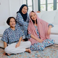 Postingan ibunda Ashraf di Instagramnya @dida_sinclair itu pun langsung mendapatkan 67.738 Likes dan 559 komentar. Warganet membanjiri kolom komentar Instagamnya. Ada yang ingin tahu bagaimana cara membeli kerudungnya dan ada juga yang memuji kedekatan antara Umi Dida dan juga BCL yang hangat. Kalau pingin beli kerudung nya di mana ya umi @dida_sinclair , kata pengguna Instagram @wina_mm93.  Masyaallah mertua yg sangat baik , puji akun @niara_imaniar09. Foto: Instagram @bclsinclair.