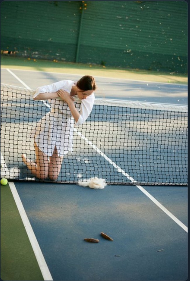 Berikut contoh dari foto katalog fashion tak biasa yang sebenarnya terlihat aneh diterapkan brand seperti Zara. Foto: Twitter/Zara