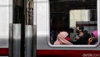 Tempat duduk di setiap gerbong mayoritas terisi tapi tetap berjarak sesuai tanda larangan yang sudah disiapkan.