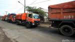 Habis Lebaran Truk Sampah Antri di Bantargebang