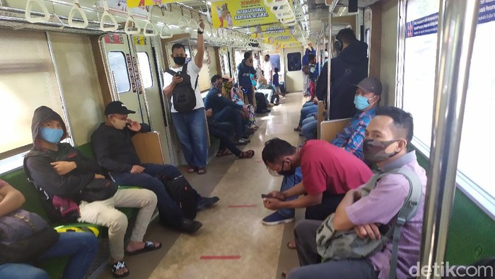 Suasana di dalam KRL Selasa (26/5/2020) (Luqman Nurhadi Arunanta/detikcom)