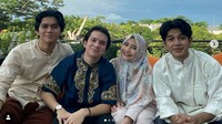 Para bintang web series Get Married itu pun tampak melepas rindu setelah lama tak bertemu. Dok. Instagram/prillylatuconsina