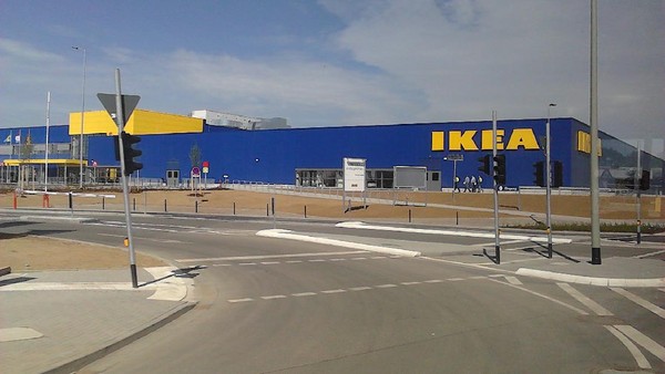 Cabang toko Ikea di Wetzlar, tak jauh dari kota Frankfurt, Jerman mengizinkan komunitas muslim setempat untuk melaksanakan ibadah Salat Idul Fitri di lapangan parkir milik mereka. (Twitter/@IkeaWetzlar)