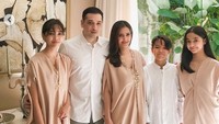 Baru-baru ini Cut Tary mengunggah foto keluarganya saat merayakan Hari Raya Idul Fitri.  Dok. Instagram/cuttaryofficial